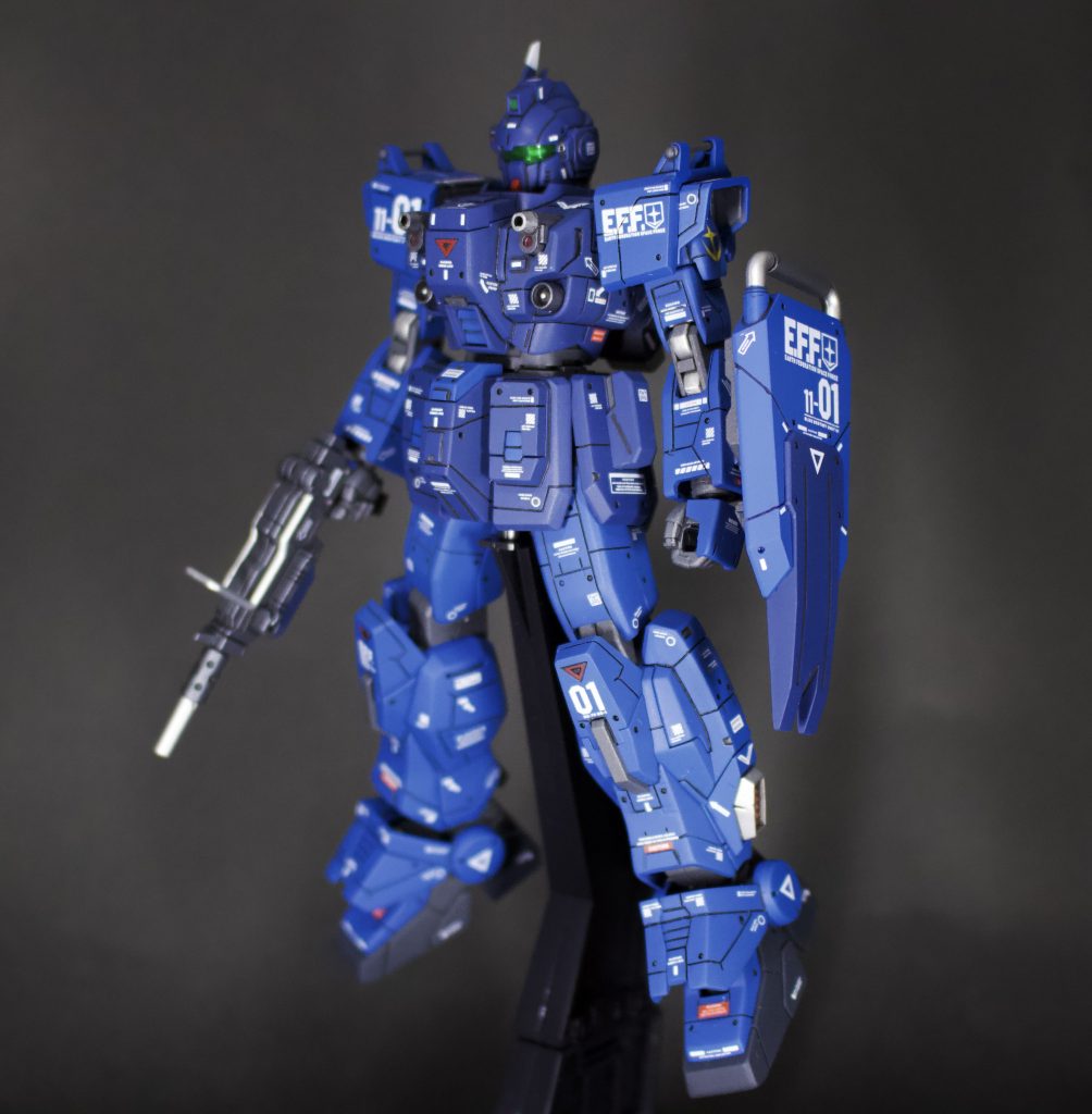 斜め前からです。コックピットハッチがあまりに薄く感じたのでプラ板を貼って厚みを増しました。ちょっとデカール貼りすぎた感があります💦