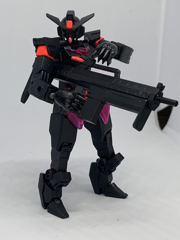 基本装備その3「アローン」。バンダイ境界戦機よりメイレスケンブ斬の装備です。あとフィギュアライズスタンダードからも何か追加するかもしれません。ガンダムこそが至上、最高と豪語する雰囲気を他の同社製プラモデルを武器や腕として扱う事で他の生物は利用される価値しかない的な解釈にしています。嫌な奴ですねー私はどのプラモデルも好きです。