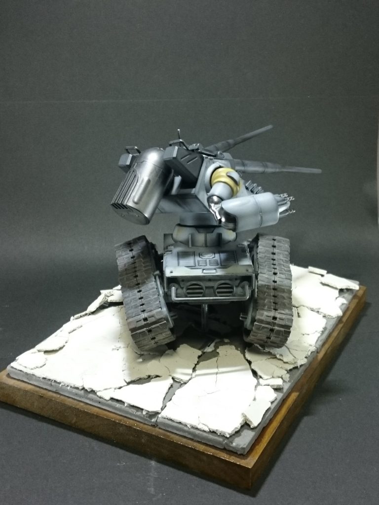 舗装道路の割れた感じを出したくて、試行錯誤しているところです。結局タイルセメントを薄く塗り、手で割ったものを並べましたが、細かく割れすぎたかなーと…。