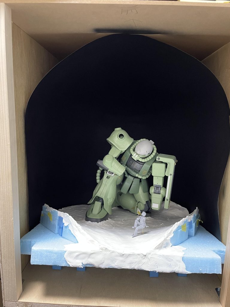 星空はUVライトで蛍光塗料を光らせることで表現しています。プラペーパーでドームを作り、そこに蛍光塗料をスパッタリングで散らしています。黒は黒色無双で塗装しました。艶消し黒や黒サフだと僅かに照り返してしまいました。黒色無双まじすげぇ