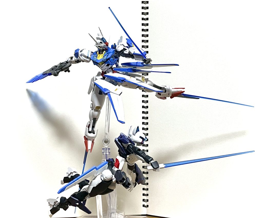 【ジゼルポジション】踵に接続した砲口ビットからビームサーベルを展開する。腰回りのエクステンションビットでホバー移動することにより中空を舞いながら四刀を縦横無尽に振り回す。