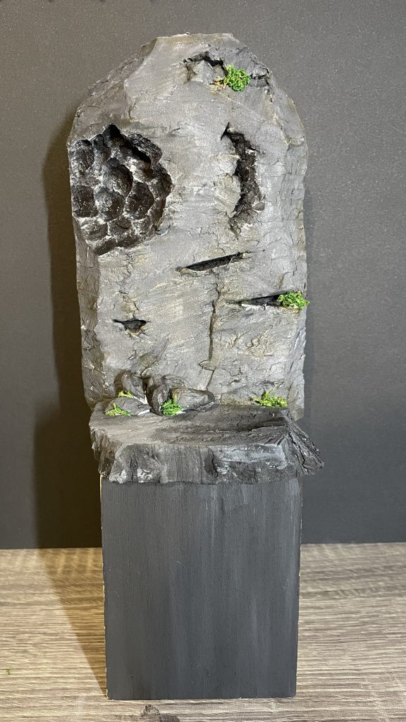 木箱にボンドで固定して苔と小石を散らせたら完成！