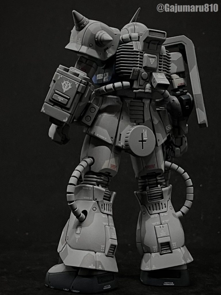 後ろ腰には予備マガジンを。