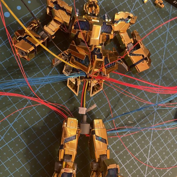 アームドアーマーDEのLEDの仕込みは結構悩みました。コネクターで脱着可能にしました。バックパックを通して配線予定ですが本体が配線モリモリなので股間が大変になりそうです。（3枚目）