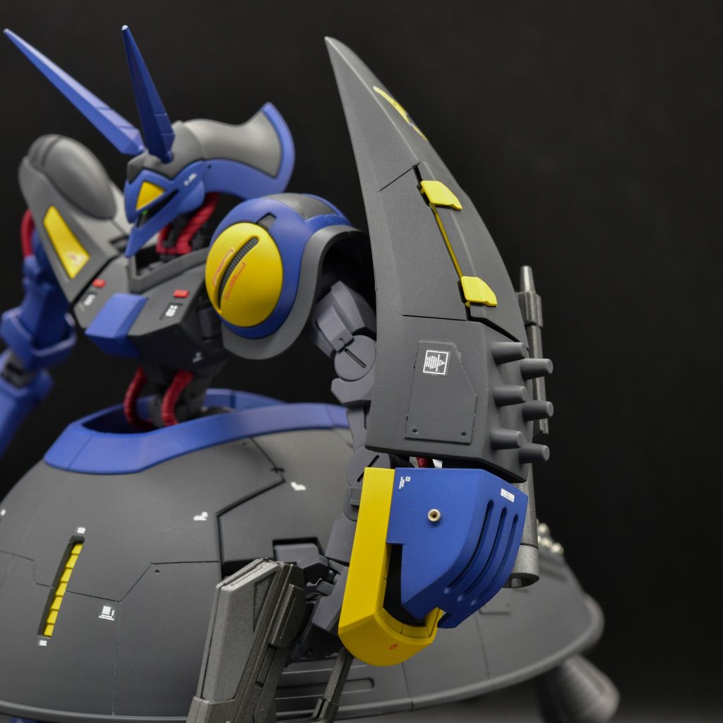 巨大感を出すためにデカールは小さめをチョイス。あと、ゴチャつかないように控えめに貼りました。