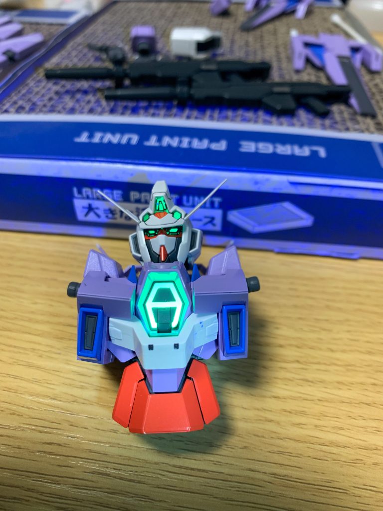 胸部とセンサー類は蛍光イエローグリーンで塗装。