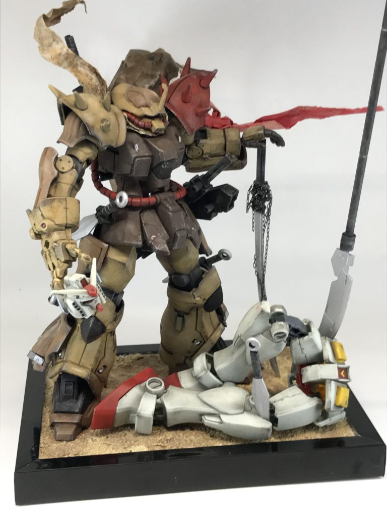 カッコ良いその① 圧倒的強者感やはり圧倒的な強さに憧れるのが男の子…ガンダムをボロクソに倒す事で表現カッコ良いその② ジオラマ風ジオラマってモデラーの憧れだよね?カッコ良いその③ tamaマント風になびくボロボロのマント…我ながら最高です+今回はよくMHに付いている長いスタビライザー?っぽく装備してみました…あれ最高にカッコ良いですよね