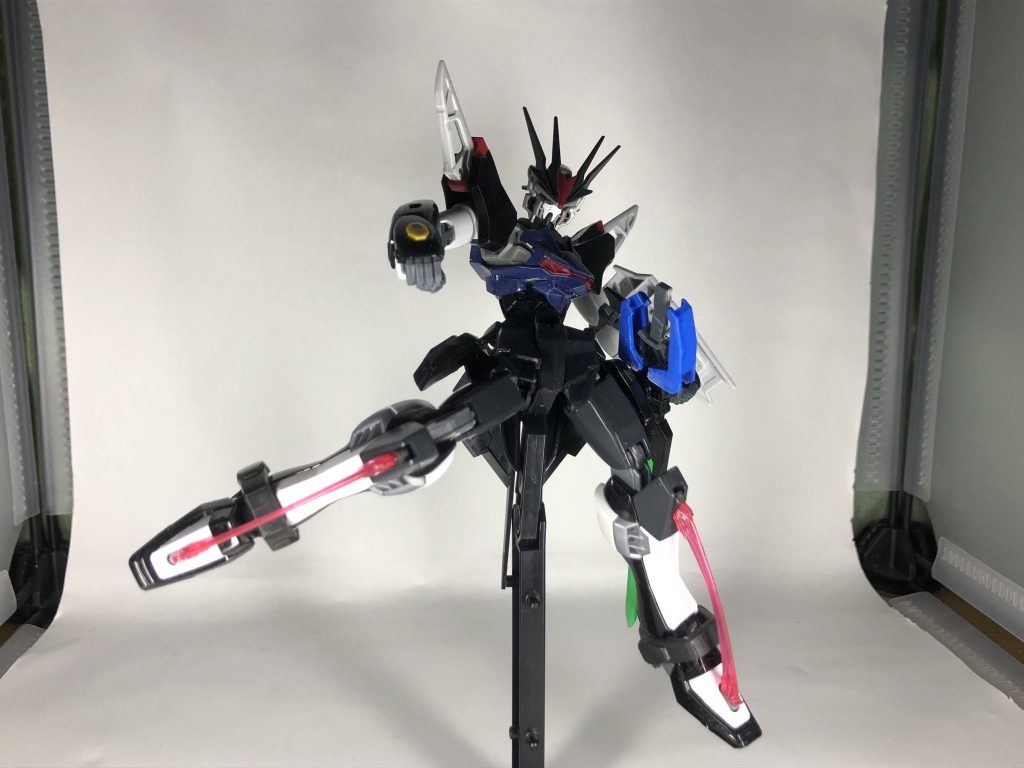 他武装3:下脚部ビームブレイド格闘戦や乱戦を強いられた時に使用する武装の1つ。蹴り技と同時に使用することで、相手を蹴り飛ばす以上の攻撃手段となった。