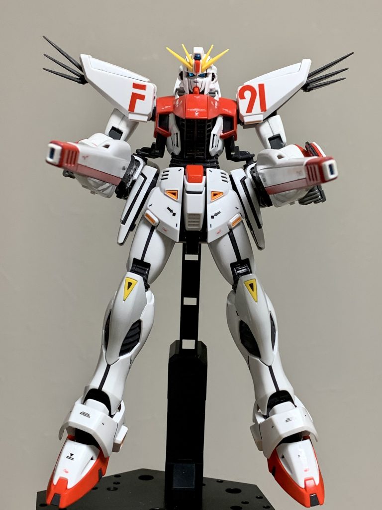 欠損パーツは(たまたま部品注文で在庫のあった)F91エクストラフィニッシュの部材を使用しましたので、それに合わせ今回トップコートは艶ありにて行っております。