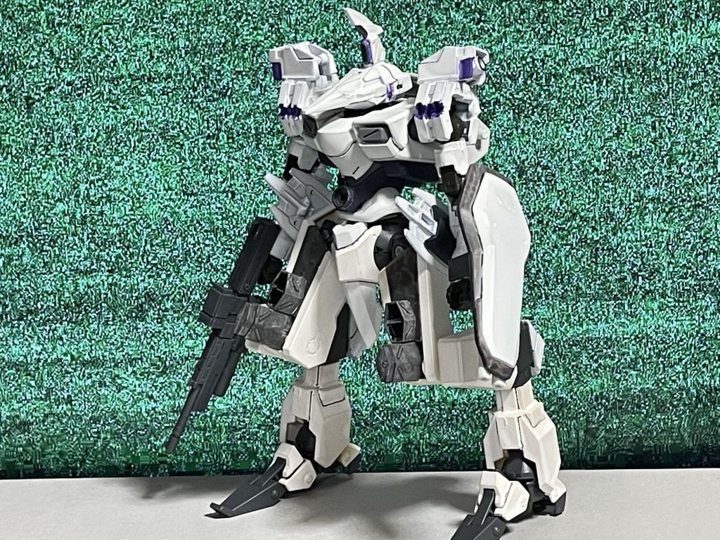 前面。脚部が異形かつ大型であり、このため他のMSより一回り大きい。