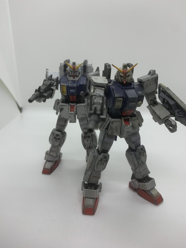 前回製作したのが左👈、並べてみました。気の所為か旧HGの方が顔がしまって見えます