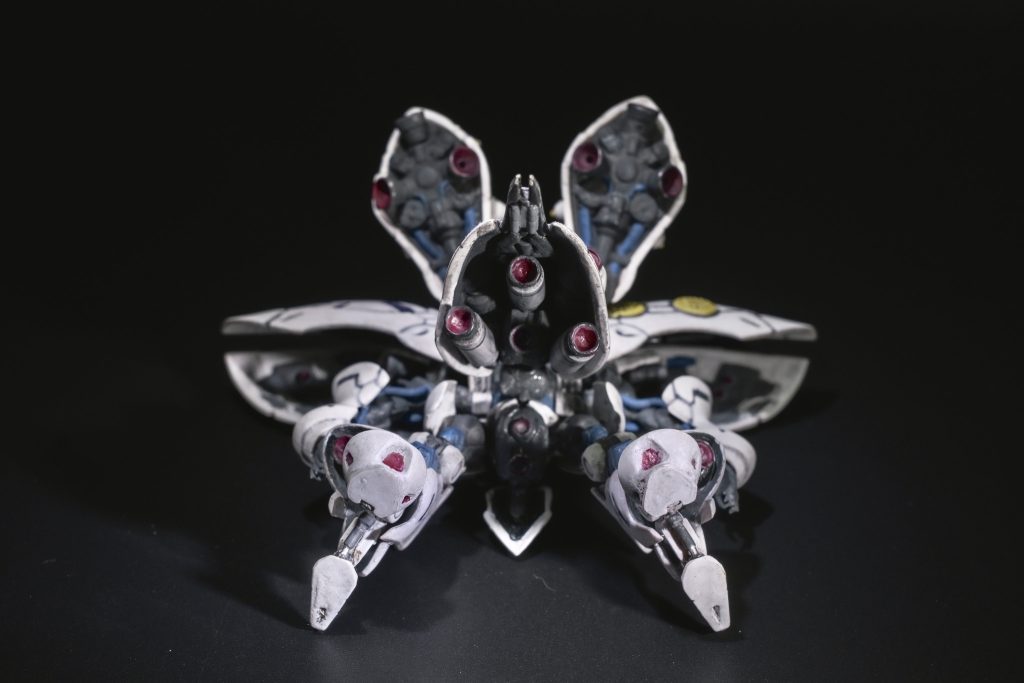 ファンネルコンテナとリアスカートのバーニアが増えてる分、推進力は上がってるはずです笑足の裏のパーツは削って形状変更しました。