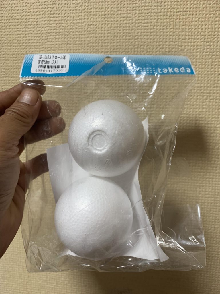 ライドボールは、某量販店で購入した発泡スチロール球に水性塗料でコーティング後、ポリパテ、ラッカーパテで層を作りながら表面を均した後にスライス。ライドボールのレールとラロ本体の足裏にネオジム磁石を埋め込み、接地できるようにしております。