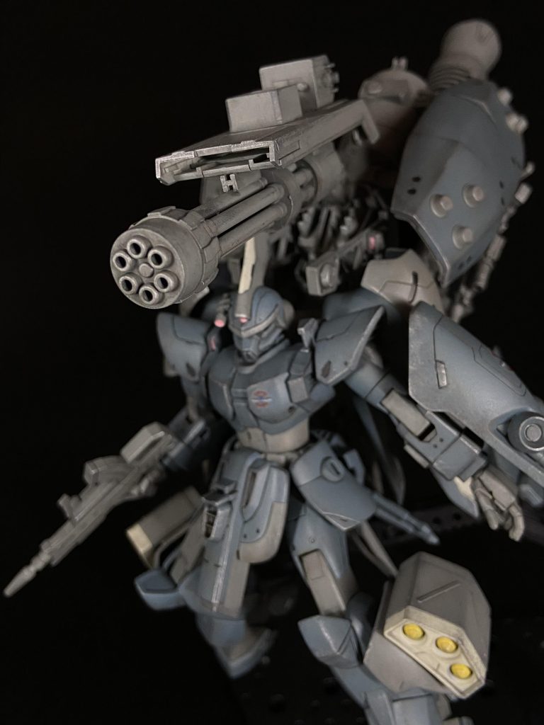 HGクタン参型とMGヘビーアームズのジャンクパーツから生まれた大型ビームガトリング。背中のタンクからエネルギーを送り、ビームを乱射します。