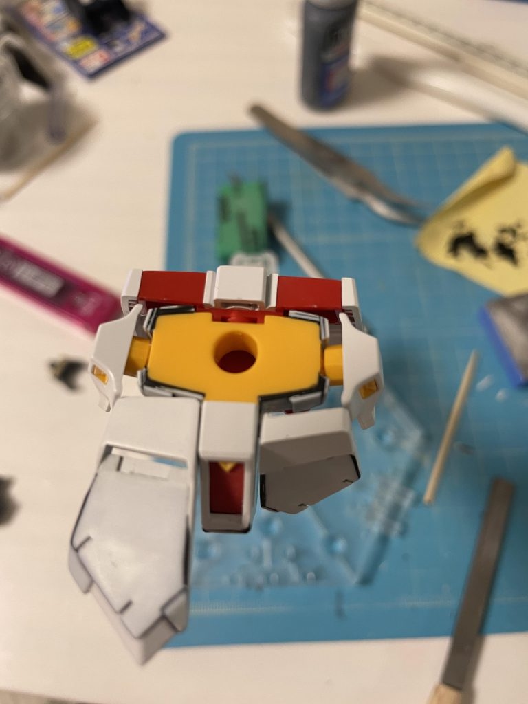 腰部分のスカスカ感が気になったのでプラ板で適当な量増し。サイドアーマーの出っ張り感も気になったので、接続受けのストッパーを切り飛ばして奥に押し込めるようにしました。