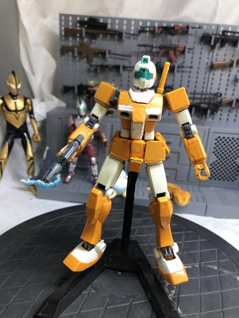 腰はジムの腰を切りEGガンダムに貼り付けました。サイズは細いプラ棒で微調整ライトアーマーの特徴のでっぱりはプラ板