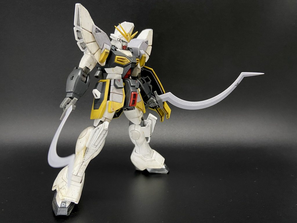 で肩の裏とかスカート裏とか盾の裏とか、気になるところをカラーリングして、汚し始めたものの、何か違う!