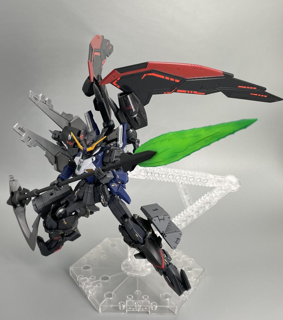 先端にビーム刃パーツを取り付けられるようにして、ビームグレイブにしてみました!ちなみに、こちらのビーム刃は昔の1/100スケールのHGのエピオンの物になります😊背中の羽もエピオンの物になりますけども、エピオンと言えば先日発表されましたRGが凄く楽しみです!MG程コテコテにアレンジされたワケではなく、程よく現代版にブラッシュアップされた姿はドンピシャにカッコ良いスタイルだと思いました✨