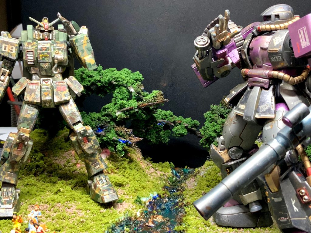 ジオラマベースはスチレンボードと鉄道模型用の芝パウダーや木を木工ボンドで… 使い回しも可能です