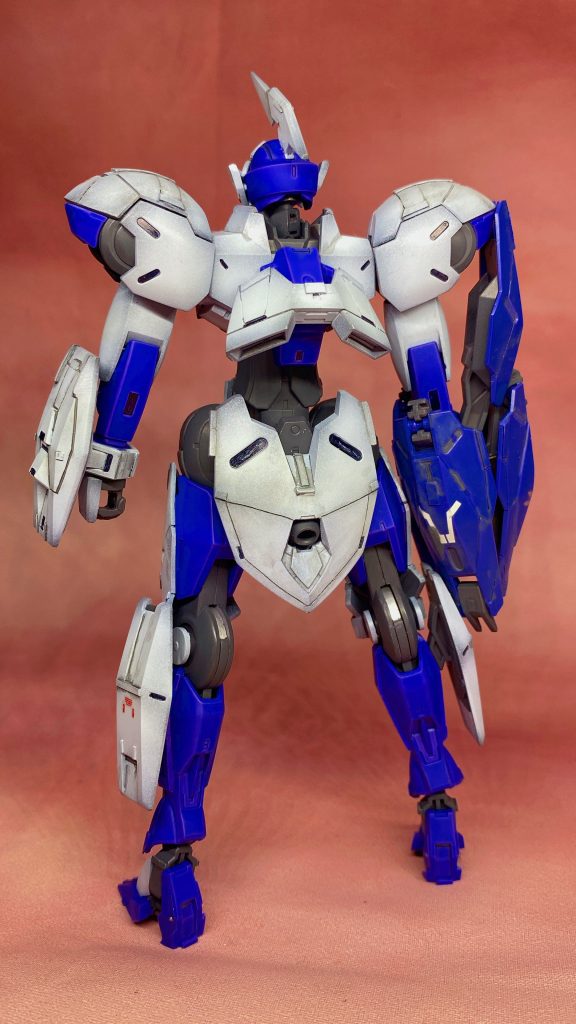 プロポーションは基本弄らず、唯一弄ったのが個人的に首が埋もれてた印象だったので1.5mm延長したくらいです。あとはプラ板やランナータグを使ったりスジ彫りでディテールを追加しました。