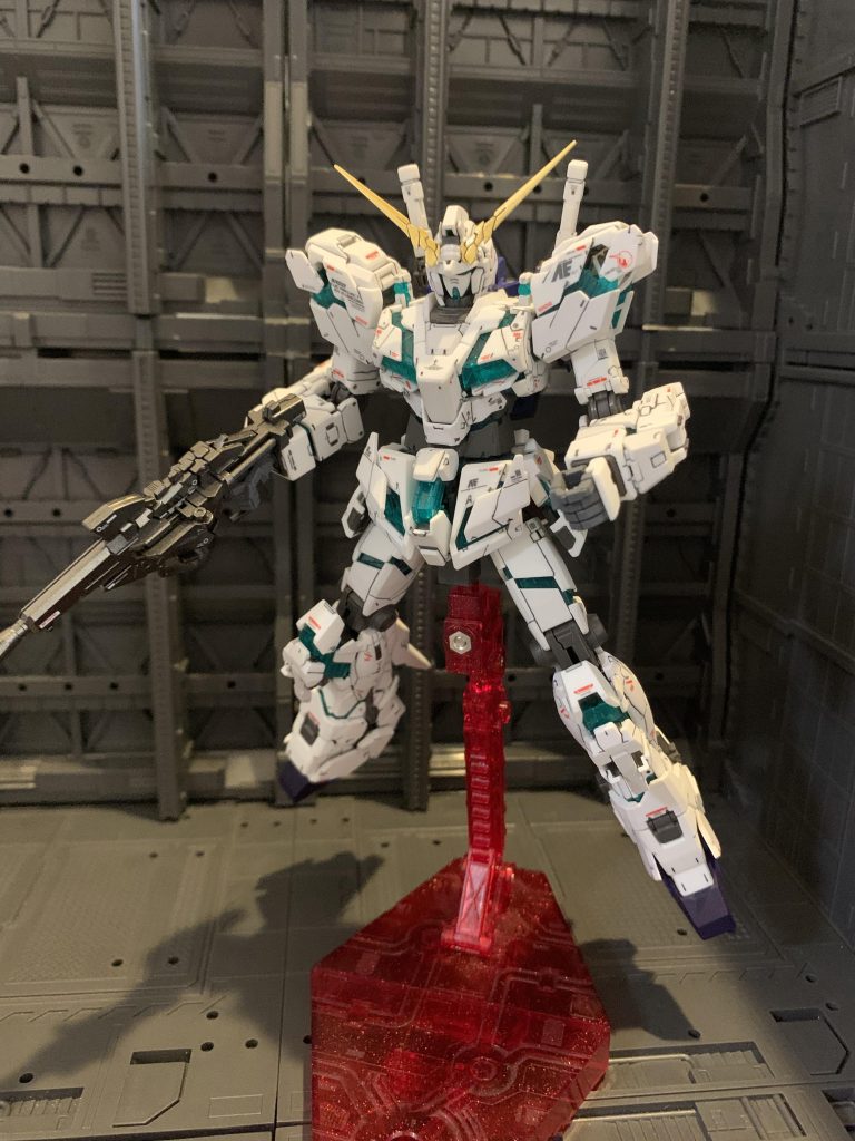 デストロイモードに変形。かなり印象変わりますね。ゴールド塗装したアンテナがいい感じです。