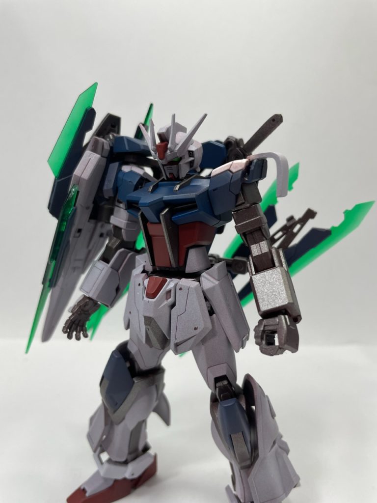 グラハム・ガンダムで特徴的な左腕とフレーム部分はスターブライトアイアンで塗装。その他白はガイアのアルティメットホワイト、赤はハーマンレッド、青はスージーブルーを使用しました。