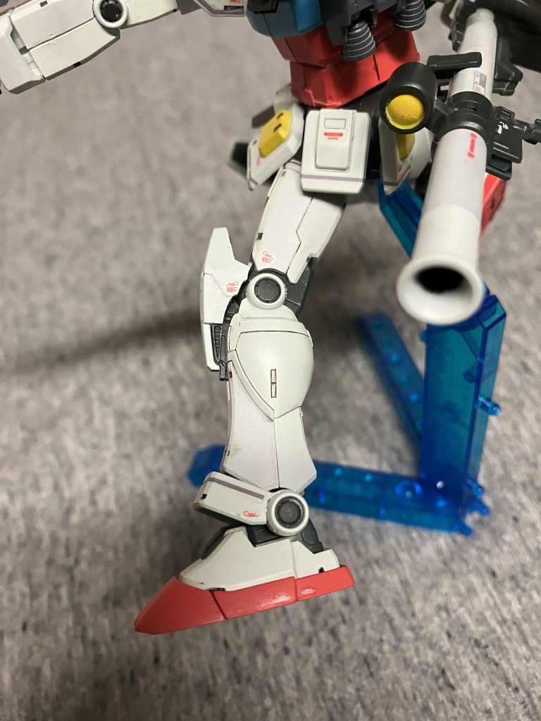 脚部アップ関節の丸パーツはキットについていたマスキングシールを使いましたバズーカのセンサーも同様