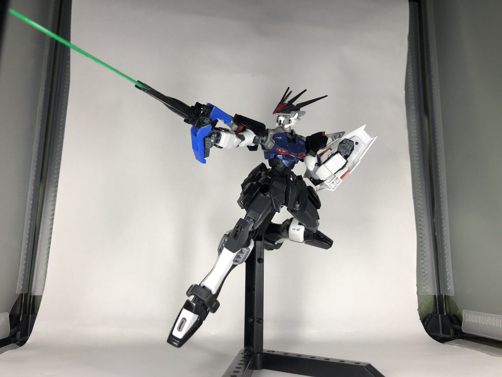 他武装2:アンチビームコーティングシールドビーム攻撃を防ぐことに特化したシールド。戦闘開始時にシールドを展開することでゲシュマイディッヒ・パンツァーとして機能する。ただビーム攻撃の防御に特化させすぎてしまったが故に、シールドの中央部に実弾が1発でも直撃すれば爆発してしまう代物でもある。