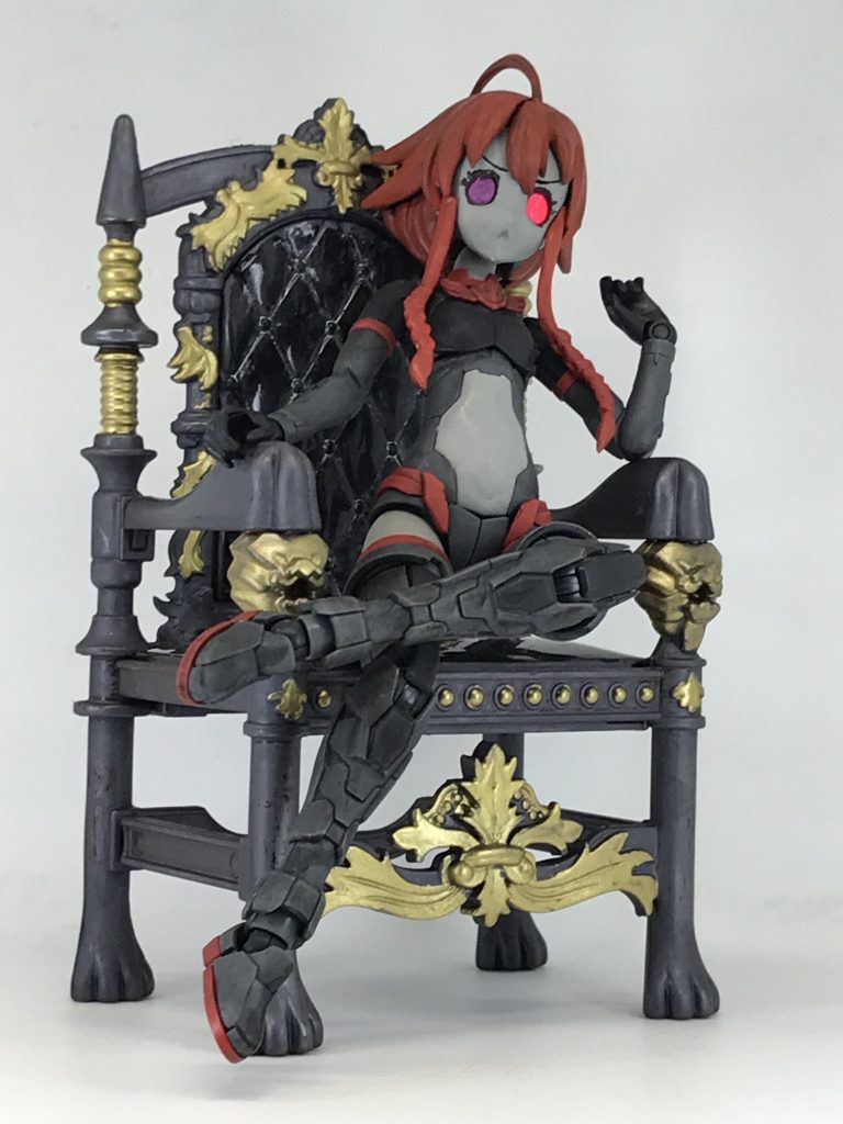 本当は左手をアゴまで持っていきたかったのですが届かず…でもこれはこれで「じいや、お茶はまだかしら?」的な高飛車なポーズがナイス👍