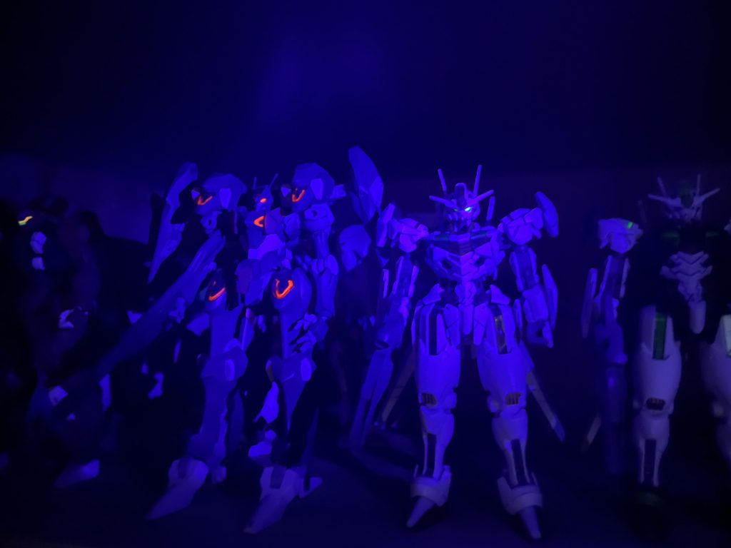 蛍光塗料で塗ったから光らせるとカッケー