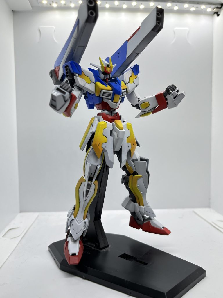 左右のバインダーはウイングの他にも巨大なキャノンにもなります