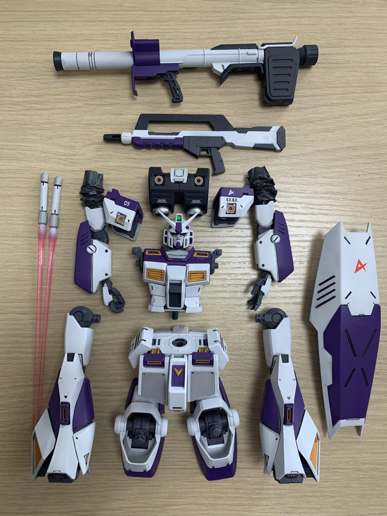 毎度の組み立て前。武器も専用機らしくパープルを入れて塗り分けたのですがちょっと中途半端な感じに。シールドのAマークも適当な大きさのものがなく小ぶりで…ただ、配色や塗り分けには満足です😊