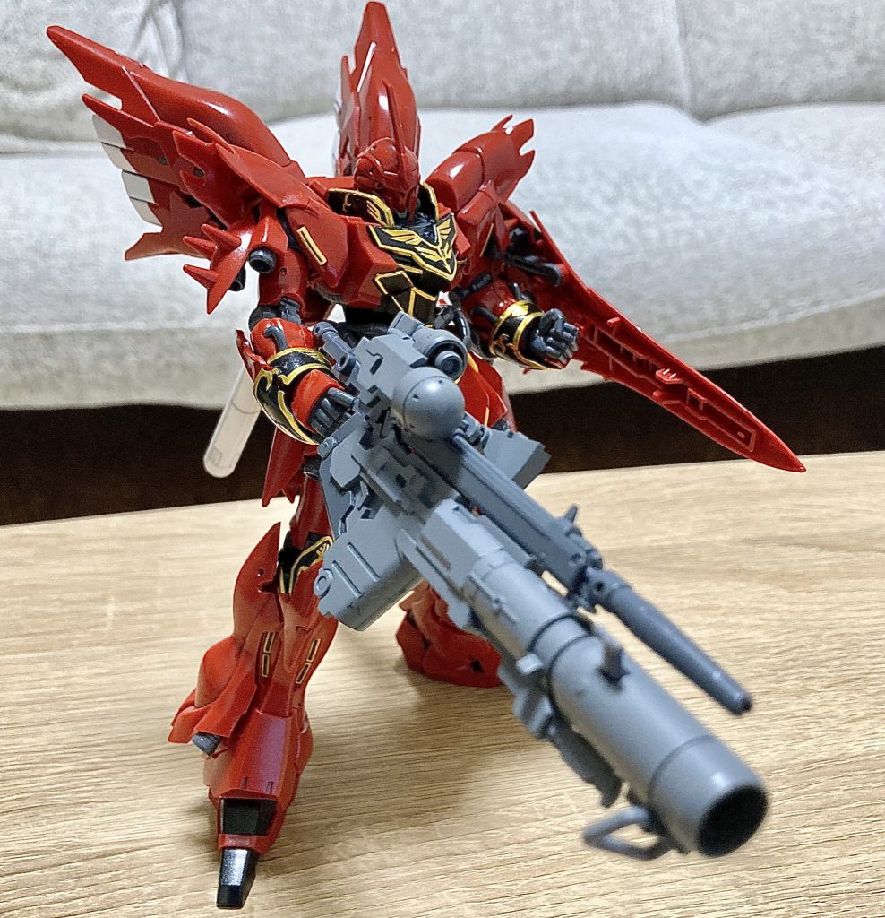 バズーカを持たせてみました。写真を撮っている最中重みで腕が下がってきました。