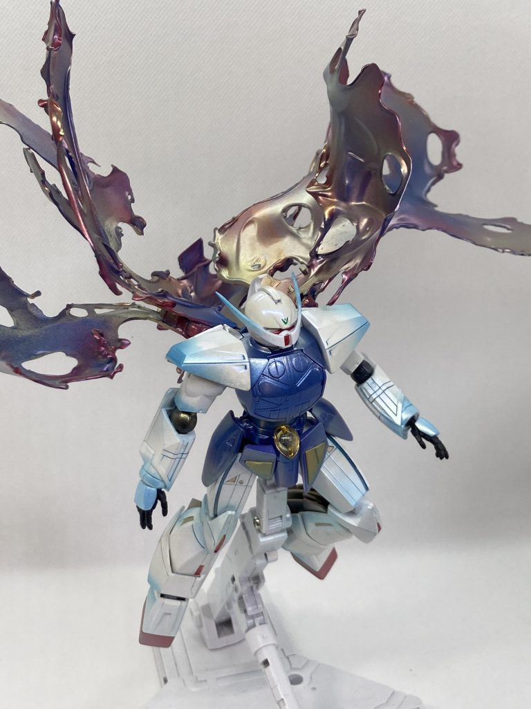 月光蝶エフェクトに関しましては、プラ板をライターで炙り、シルバーを下地で塗装。そこにメタリックブルーとメタリックレッドをランダムに塗装して、仕上げに偏光パールを吹いてます。