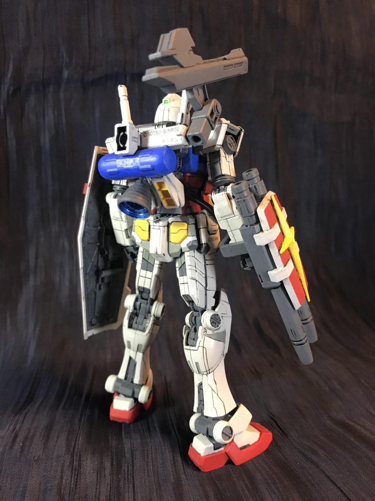 背面パーツはシールドラックに差し込み胸パーツはコクピットブロックの凹面に角ダボを差し込む感じの取り付けにしてあります。