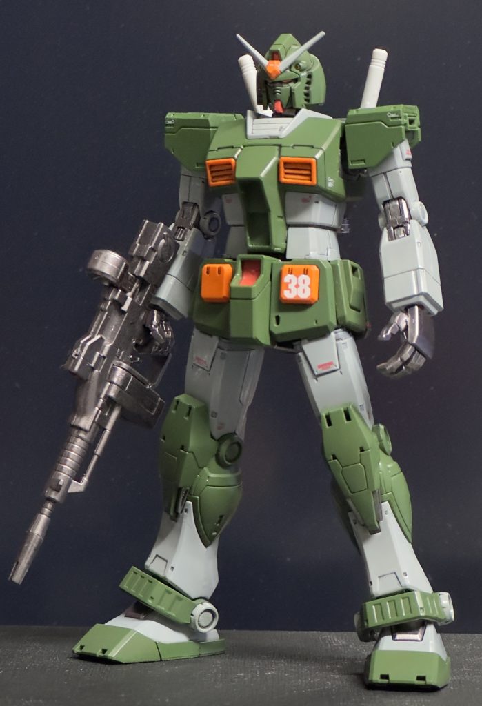 フルアーマー形態で飾るため中の人は外から見えない部分は徹底的に手抜きです(ビームサーベルは塗装すらしてない…)。一応塗装はしてますが、見えなくなる所はウェザリングも墨入れもデカールも無しです。ただ、肩が白いのには違和感を覚えたのでそこだけちゃんと塗ってます。結局見えなくなりましたが…。