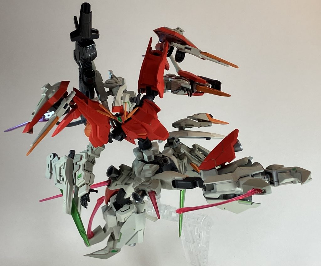 以下3枚は入りきらなかった3枚を掲載します。蹴りモーションです。本機は脚部にビーム刃を計4本発生させれるようにしています。脚部の多数バーニアと合わせてその推進力と鋭い蹴りで敵を薙ぎ払って欲しいです。またしれっとですが、メガランチャーは背中にマウント可能です。