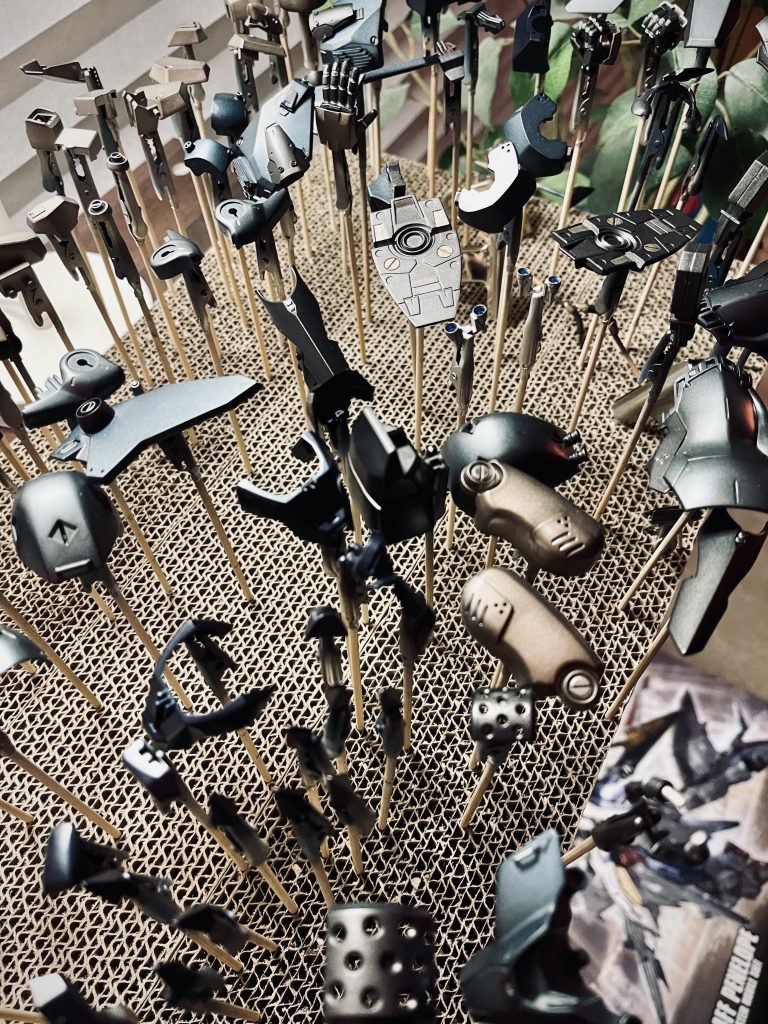 というわけで、HG 1/144 メッサーのARGYROSでした。今にして思えばハンドパーツが大味な作りなので、そこは加工の余地があったかもしれません。デザインの細かなディテールは元ネタである小説版の方が好みなのですが、今後、他のグレードで再び商品化されるような事があれば、また改めて組んでみたいなとは思っています。ガンプラは自由。ここまでご覧下さり感謝です^ ^♪伊坂☆和麻 ༺Ithaca༼༒༽Chazma༻