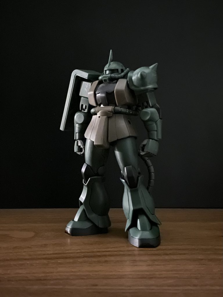 パチ組み。ひさしのエッジ消しや、腕の合わせ目消し。腕は初めてのエナメル割りで後ハメ加工しました。