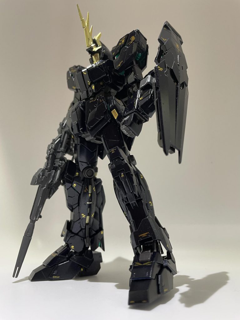 襟部分は選択式でアニメ版も再現可能です全身には金メッキのデカールを貼っています