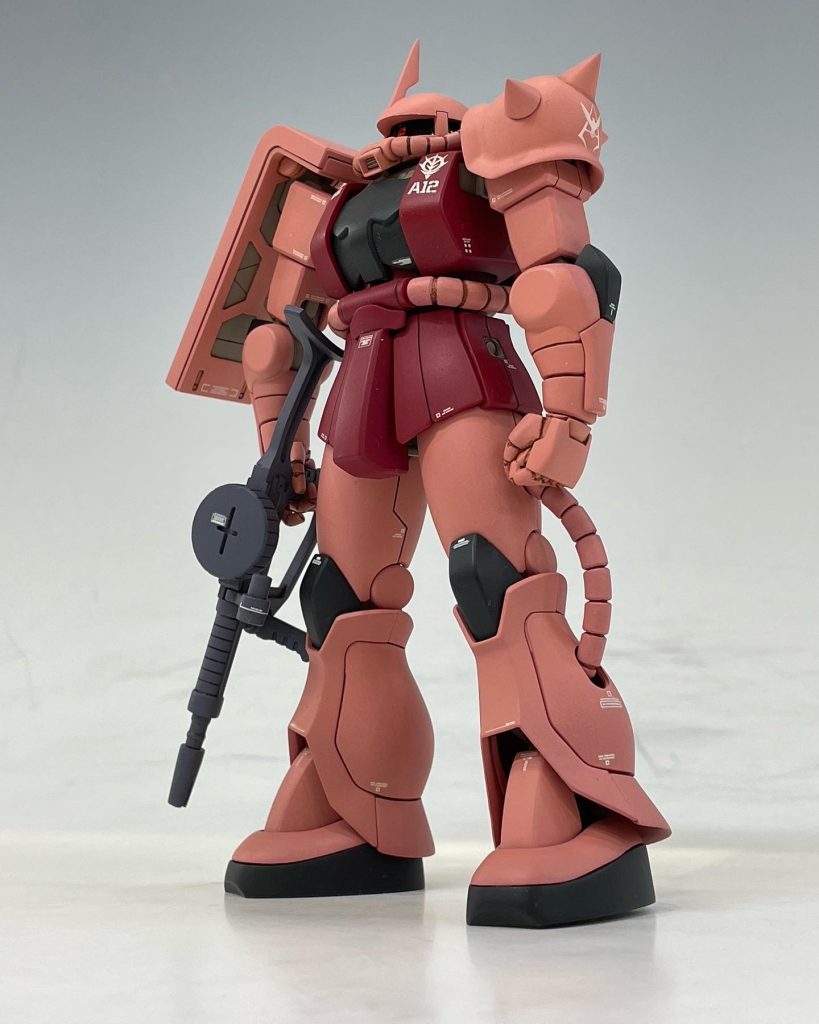 アンテナをシャープ化モノアイをクリアーパーツ化口のふちを薄く加工し、フィン上のディテールをコトブキヤのディテールアップパーツに置き換えショルダーアーマーのふち、すねの裾を薄く加工腰回りの武器などを固定するダボ穴をコトブキヤのディテールアップパーツとネオジム磁石でふさぎました。予備のマガジンなどを磁石で固定できます…が、まだ塗装してません(汗)足首はピンクと黒の境のうねりが気になったので、エポパテで修正