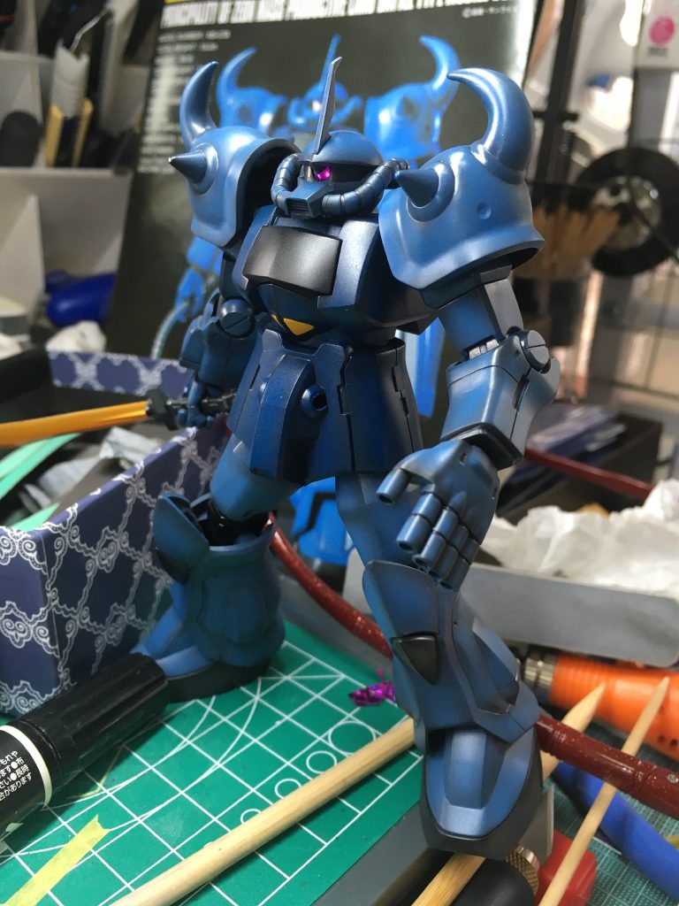 元々真っ黒だから黒立ち上げになるし、シャドウも付けやすい…ここからチッピングとウェザリング…サーベルは熱を帯びた様にグラデーション塗装で再現