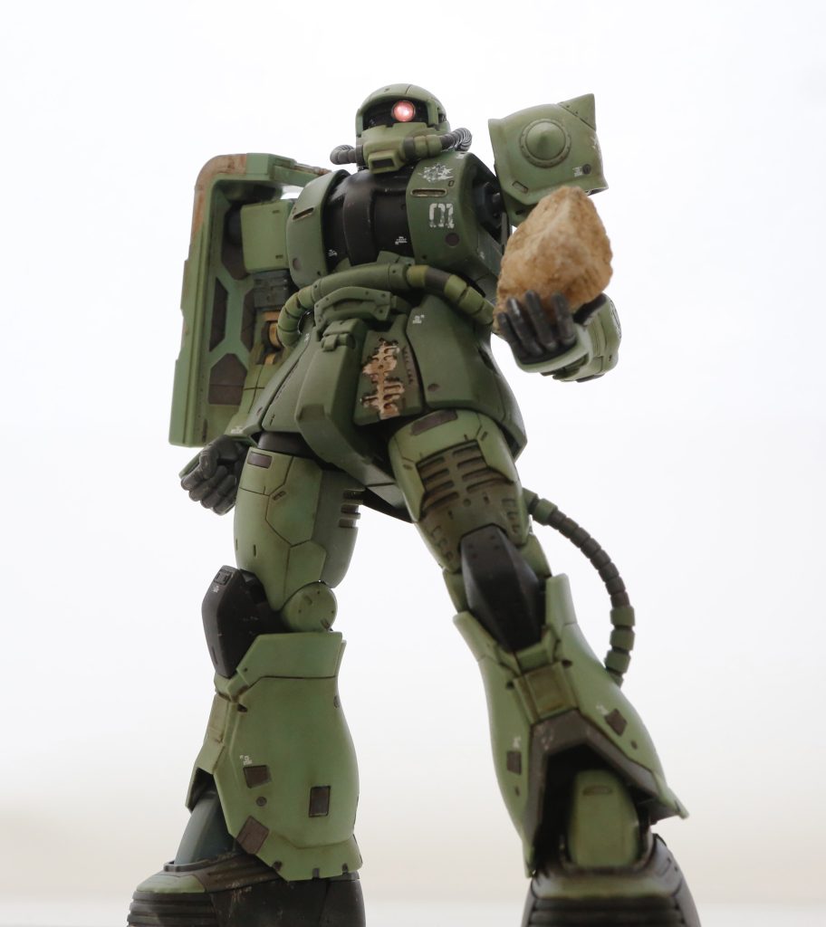 ほぼ無改造です。モノアイだけUバーニアとHアイズで加工しました。裏にアルミシールを貼ったのでいい具合に発光します。岩は拾ってきたリアル石。