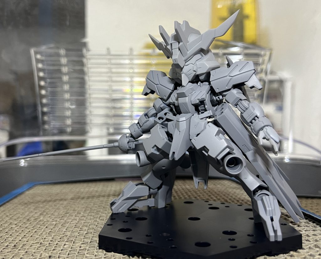 一回目のサフです、接着箇所や合わせ目の処理が甘かったので修正しました。