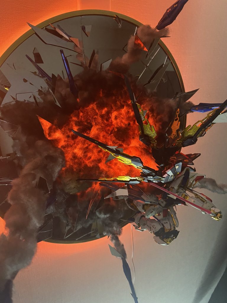 せっかくストフリを飾るならドラグーンは浮遊している感じでかっこいいポーズで飾りたくなりました！だけど持っているケースには入らない‥‥そこで思いついたのが、インテリアにしてしまおう！です😁鏡から飛び出してきた風にし、テープLEDで電飾し間接照明っぽくしました！鏡の円周上にも沿わせているのでよく光ります💡