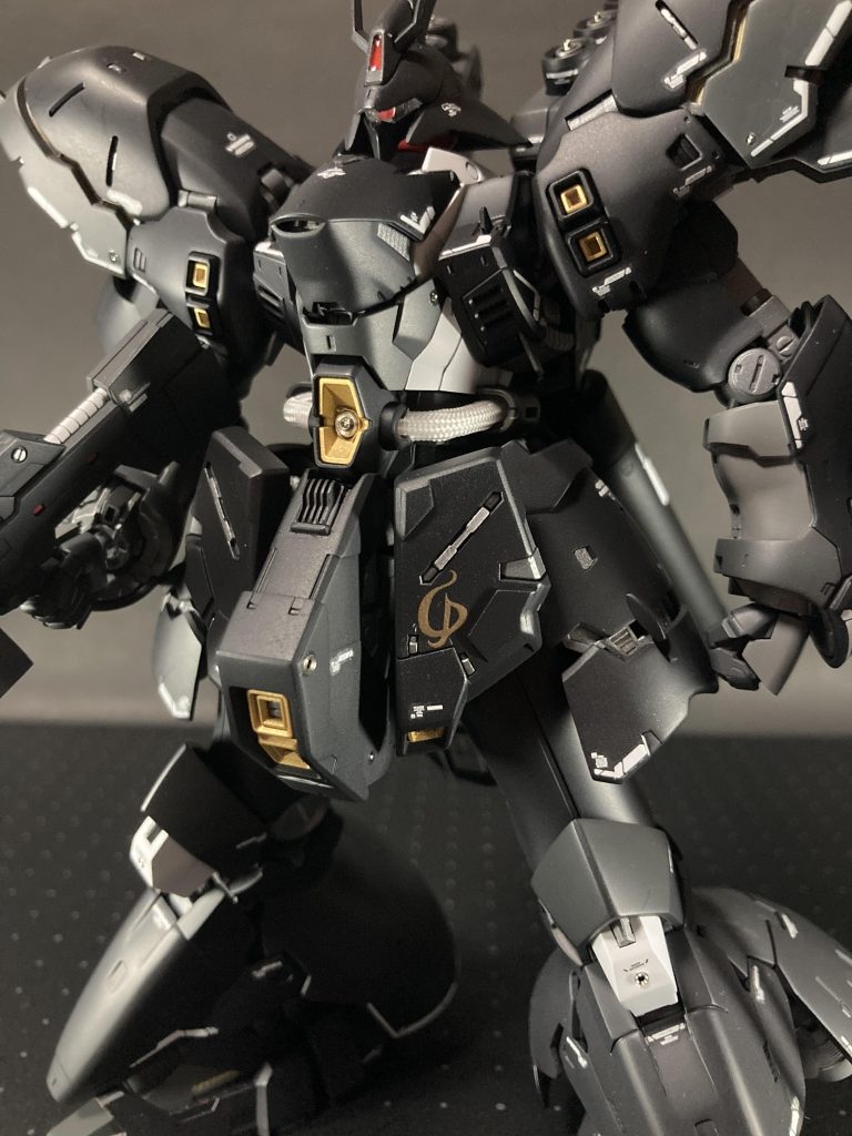 難しい改造のようなことはしませんでしたが、中央メガ粒子砲下の突起が嫌だったので切り落とし、各所にメタルパーツを埋め込みました。