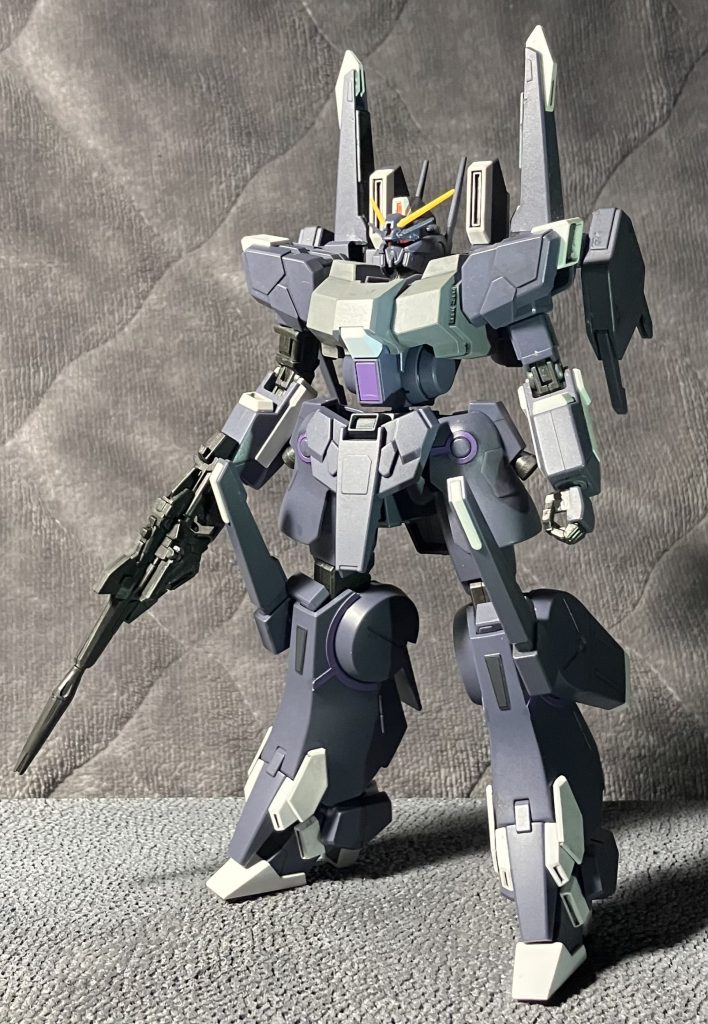 機体設定としては、ビームマグナムを1発撃つごとに右腕か壊れるので、交換用の腕を後ろに4本背負っているという事なのですが、やっぱりトンデモ設定だと思います。菓子パンの自販機のようにアームが動いて腕を交換するというシステムですが、丈夫な右腕を開発する事は出来なかったんでしょうかカトキ様。