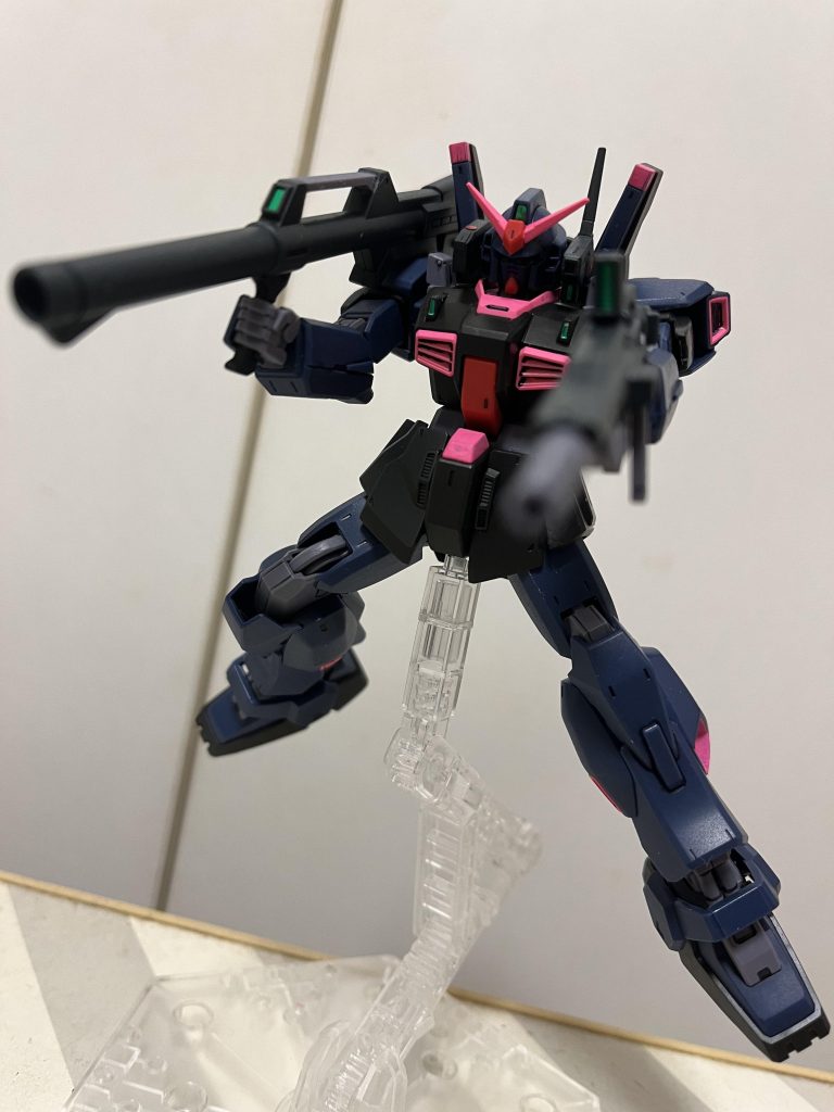 バズーカも私にしては超珍しく塗装。ただ、腰にマウントする時の塗装剥がれを気にして、引っかかるところはグレー残しにした結果、謎の配色にw