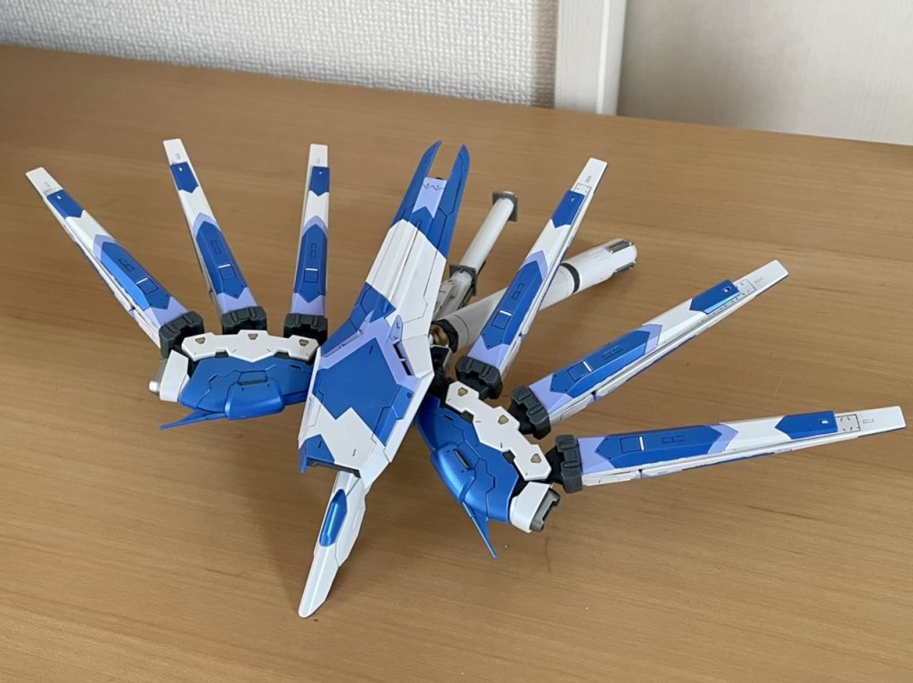 バックパックにシールドを取り付ければ鳥形の支援メカに!武装持たずに出撃したνガンダムのピンチに現れて合体するに違いない!