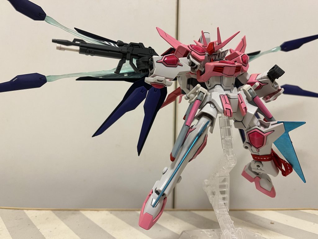 このスターウイニングのために、旧HGストフリ を供物として捧げたわけですが。ストフリのビームライフルも勿論余っていたわけですが、あのグレー1色を塗る元気は今回なかったですねー。また違う機体に使う時は頑張って塗り分けたい。で、今回はストライクのライフルを使ったので、ストライクタイトルバック風ポーズ。スターウイニングの渋すぎる可動でも再現出来ましたねw